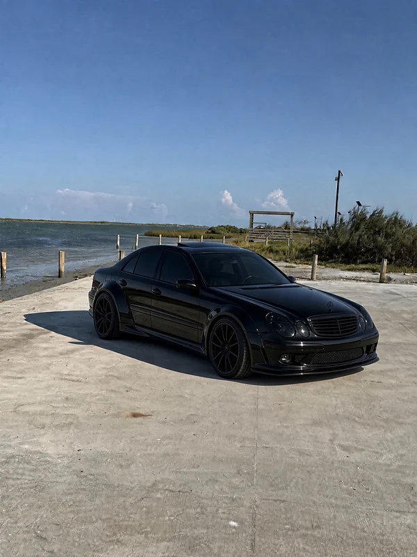 Black W211 E500, low front