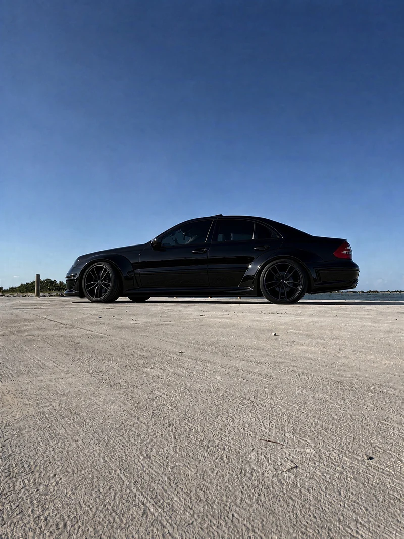 Black W211 E500, side